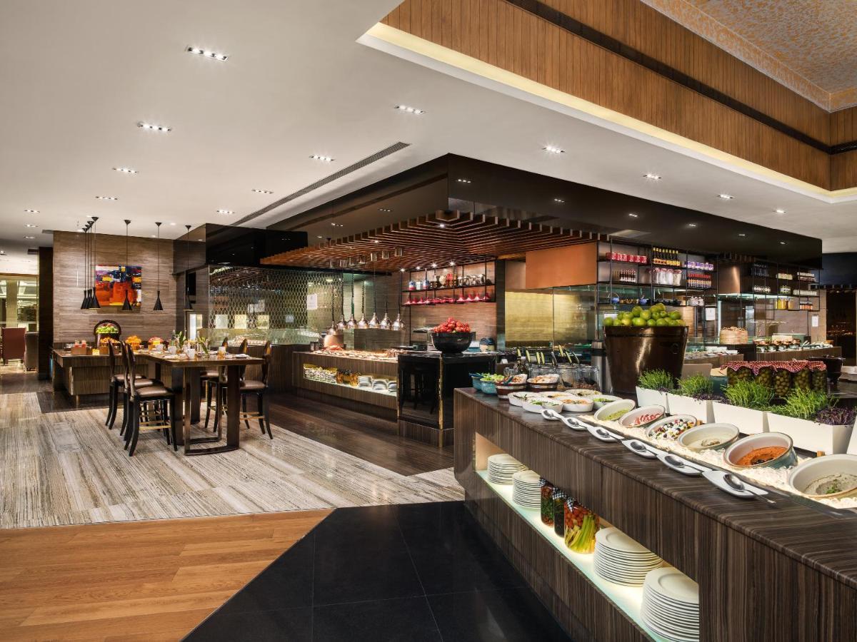 圣瑞吉孟买酒店 外观 照片 The buffet at The Mira