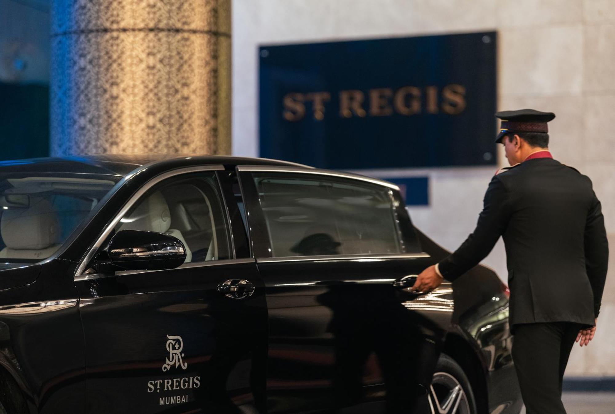 圣瑞吉孟买酒店 外观 照片 A chauffeur opening the door of a car